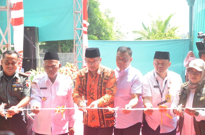 Bupati Sidoarjo Ahmad Muhdlor Ali, saat meresmikan bangunan dan uji coba mesin pengering (vertical dryer) penggilingan padi atau rice milling unit (RMU).