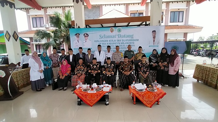 Kunjungan kerja silaturahmi MUI dengan Polri, TNI, dan pemerintah daerah setempat di Pendopo Kecamatan Jetis, Mojokerto.(dok. Polres Mojokerto for blok-a.com)