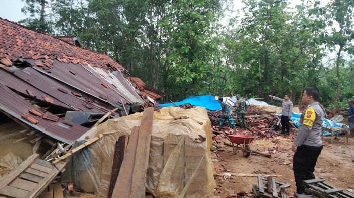Anggota Polsek Karang Penang saat mengecek lokasi robohnya gudang pembuatan genteng. (blok-a.com/Yusuf)