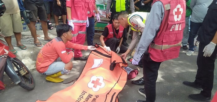 Proses evakuasi pemotor yang tewas mendadak di Jalan KH. Nawawi, Kelurahan Jagalan, Kecamatan Kranggan, Kota Mojokerto.(blok-a.com/Syahrul)