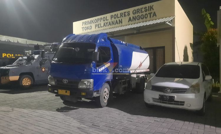 Serah terima barang bukti dan berita acara penangkapan di Mako Subdenpom V/4 Gresik kepada Unit Tipiter Polres Gresik. (blok-a.com/ivan)