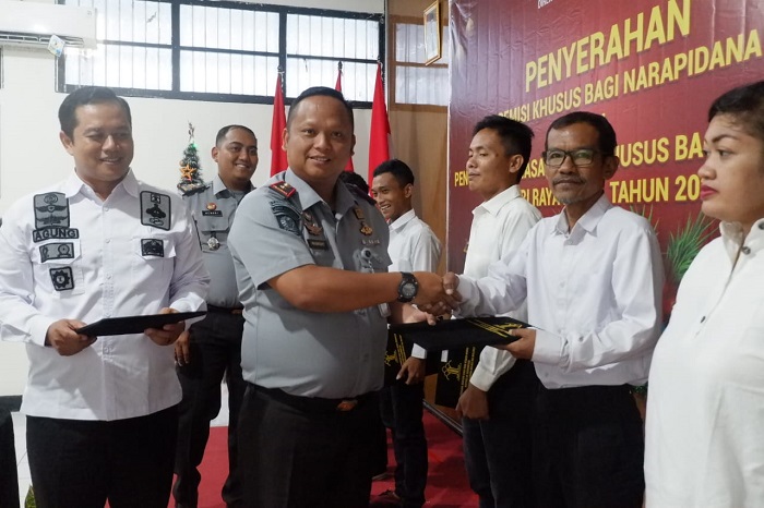 Kalapas Mojokerto dalam acara penyerahan remisi khusus hari raya Natal kepada warga binaan.(dok. Humas Lapas kelas IIB Mojokerto for blok-a.com)
