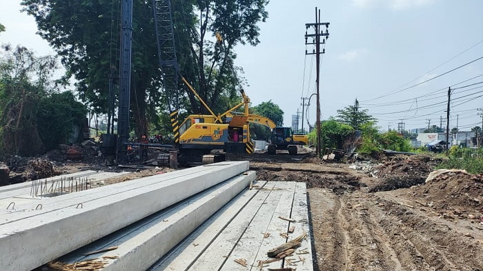 Proyek frontage road ruas delta sari - pabrik paku Kecamatan Waru, Sidoarjo. 