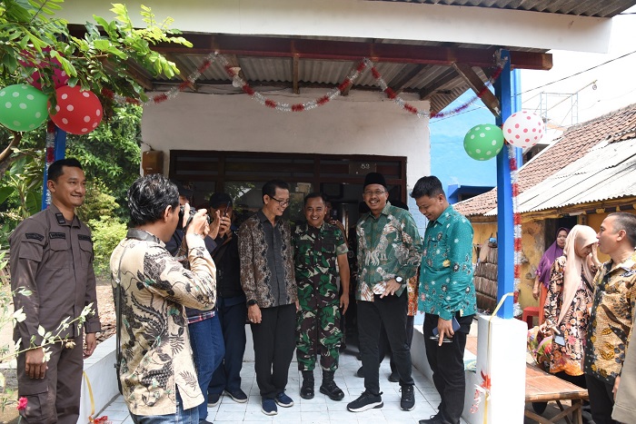 Bupati Sidoarjo, Ahmad Muhdlor Ali, saat meresmikan dua rumah tidak layak (RTL) di Desa Keboharan Kecamatan Krian.