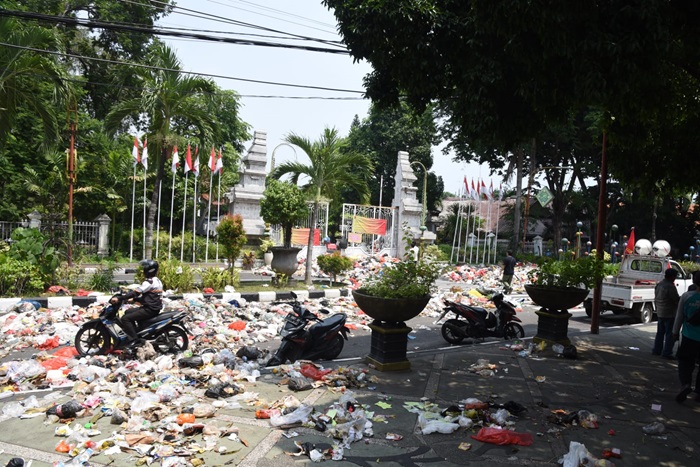 Tumpukan sampah di depan pendopo kantor Bupati Sidoarjo. (dok. Kominfo Sidoarjo)