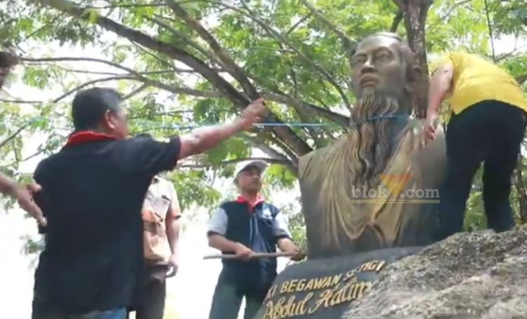 Warga Sekapuk merobohkan Patung Ki Begawan Setigi (Blok-a.com/ivan)