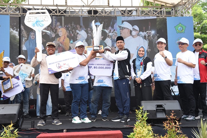 Bupati Sidoarjo Ahmad Muhdlor Ali, saat menyerahkan hadiah secara simbolis, kepada Abdul Haris, Kepala Desa Gempolsari Kecamatan Tanggulangin.