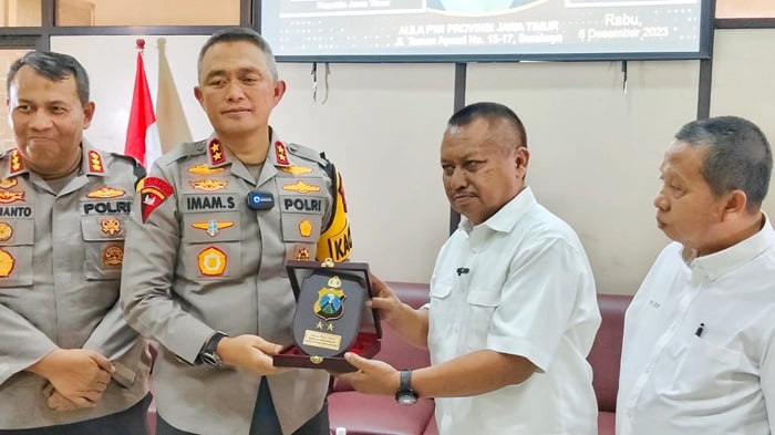 Kapolda Jatim Irjen Pol Imam Sugianto bersama Ketua PWI Jatim, Lutfil Hakim.