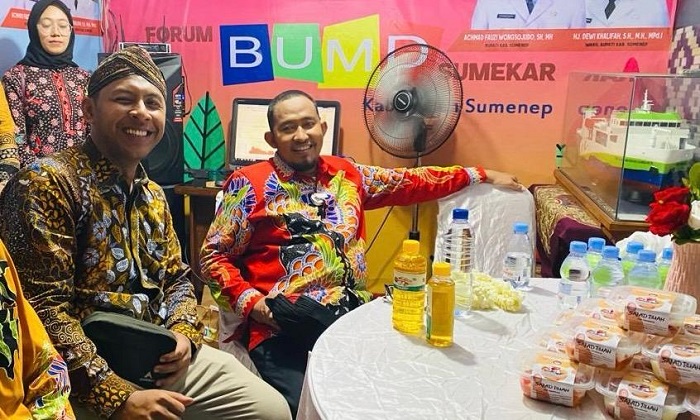 Direktur Perumda Air Sumekar saat bersama Bupati Sumenep dalam sebuah acara