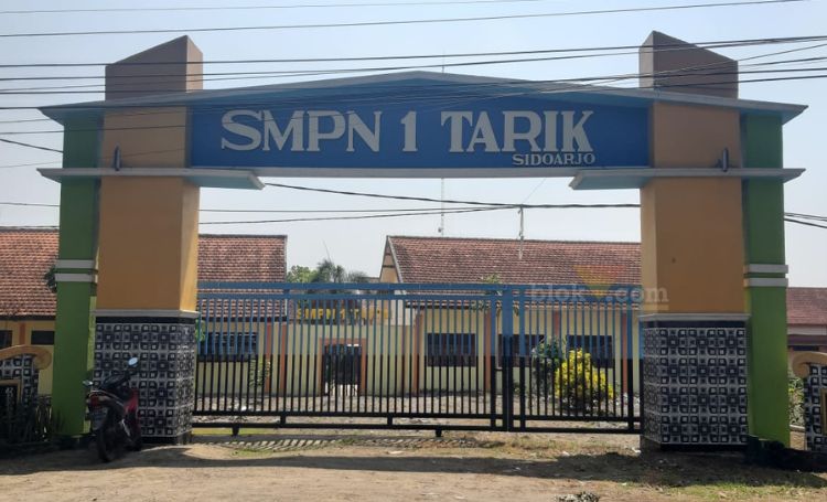 Gapura sekolah SMPN 1 Tarik, Sidoarjo. (blok-a.com/Jum)