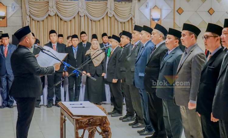 Bupati Gresik, Fandi Akhmad Yani saat melantik sejumlah pejabat di lingkup Pemkab Gresik.(blok-a.com/ivan)