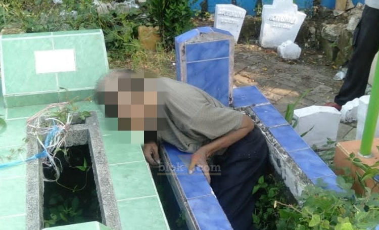 Muhammad Subandrio ditemukan meninggal di atas sebuah makam di Kompleks pemakaman Tlogopojok.(blok-a.com/ivan)