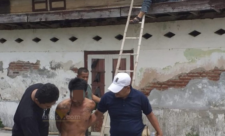 Pelaku pembacokan Punduttrate Gresik ditangkap saat sembunyi diatas plafon rumah kosong.(blok-a.com/ivan)