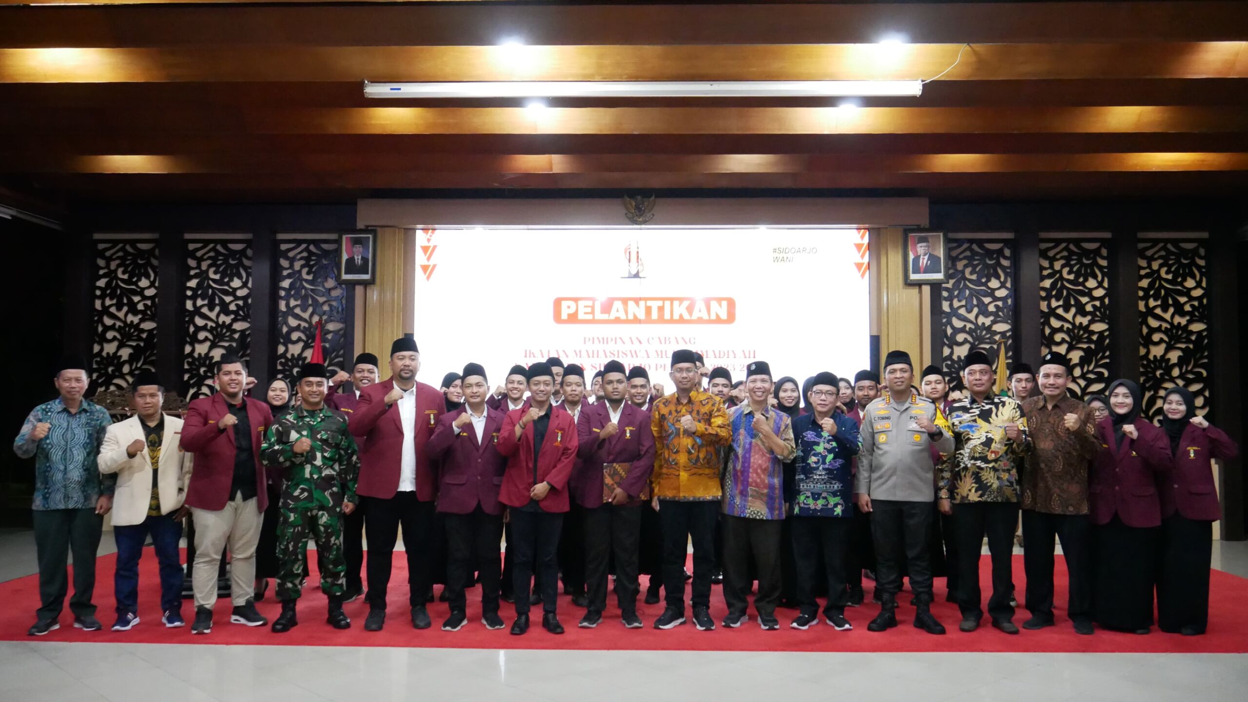 Teks foto : Bupati Sidoarjo, Ahmad Muhdlor Ali, saat foto bersama pada acara pelantikan pimpinan cabang Ikatan Mahasiswa Muhammadiyah (IMM) di Pendopo Delta Wibawa.