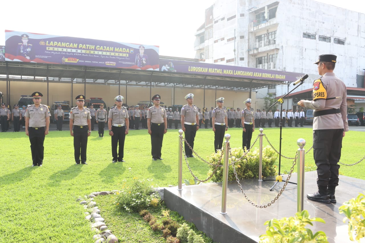 Upacara kenaikan pangkat anggota Polresta Mojokerto.(dok. Polresta Mojokerto for blok-a.com)