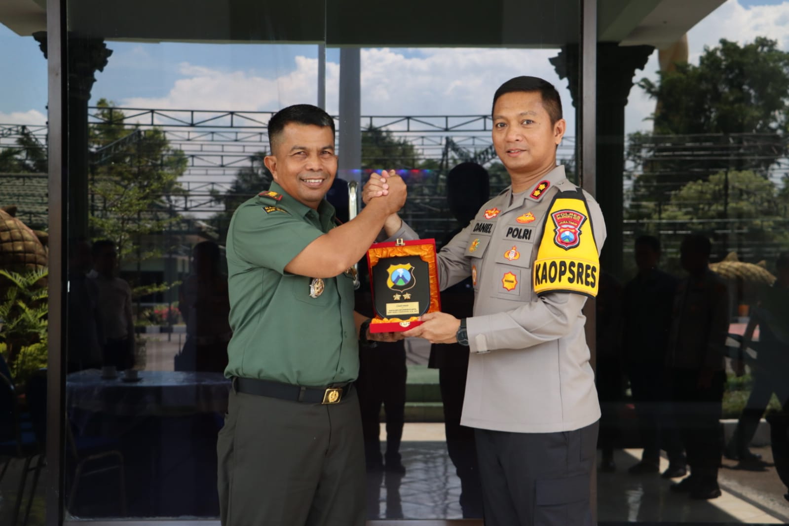 Kapolresta Mojokerto silaturahmi ke markas Korem 083/CPYJ Mojokerto.(dok. Polresta for blok-a.com)