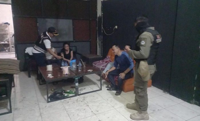 Kepala Satpol PP Agustin Halomoan Sinaga pimpin langsunv razia miras. (blok-a.com/ivan)