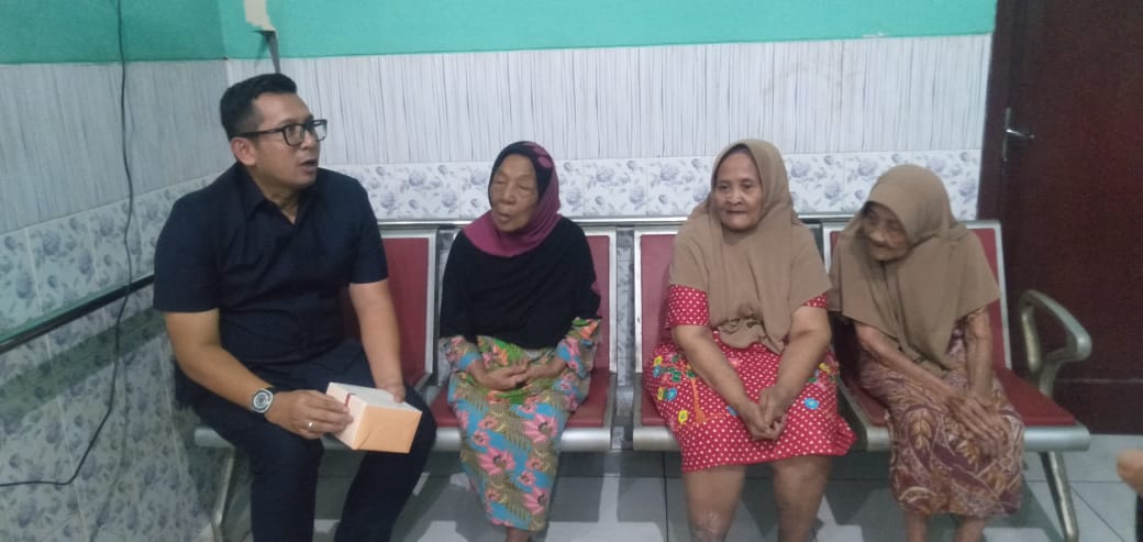 Pj Walikota Mojokerto Ali Kuncoro mengunjungi Rumah Peduli Lansia Tribuana Tungga Dewi di Lingkungan Balong Rawe Baru (Baraba) Kedungsari, Kelurahan Kedundung, Kecamatan Magersari, Kota Mojokerto.(blok-a.com/Syahrul)
