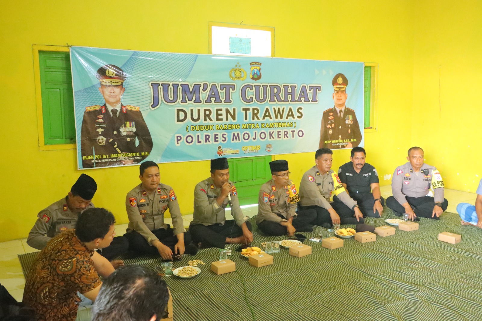 Kasat Binmas Polres Mojokerto AKP Joko Pranoto Mewakili Kapolres dalam kegiatan Jumat curhat di Desa Karangjeruk, Kecamatan Jatirejo, Mojokerto.(dok.Polres Mojokerto for blok-a.com)