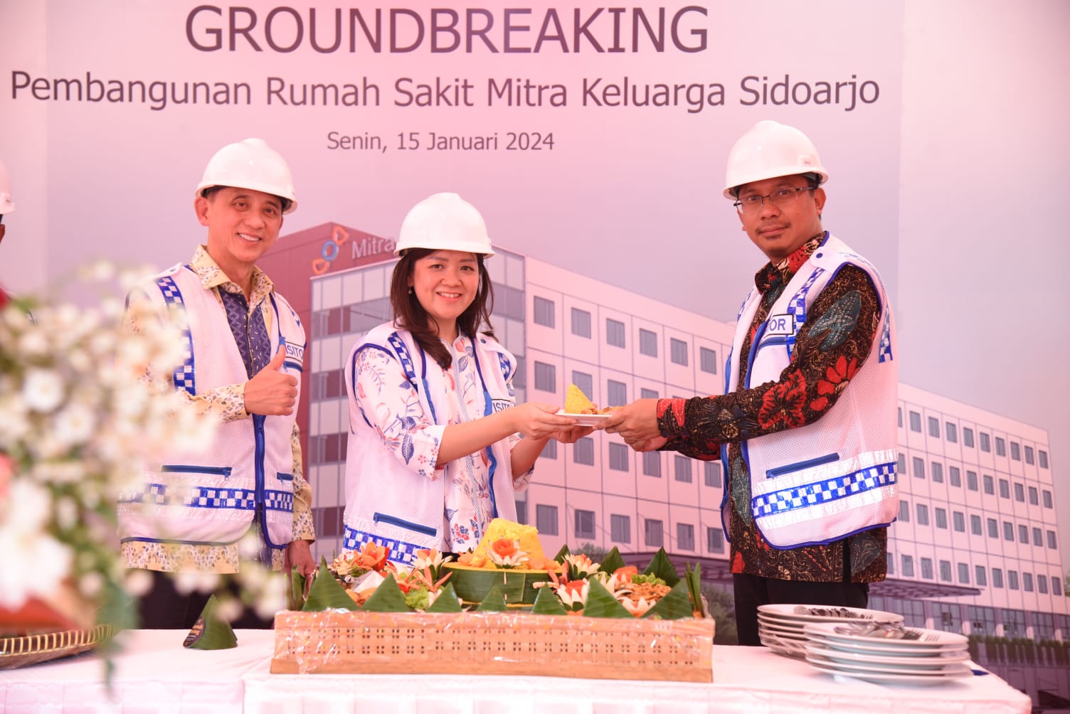 Bupati Sidoarjo, Ahmad Muhdlor Ali, saat menerima sepiring nasi kuning dari Direktur Regional RS. Mitra Keluarga dr. Cristina Dian Anggraeni.