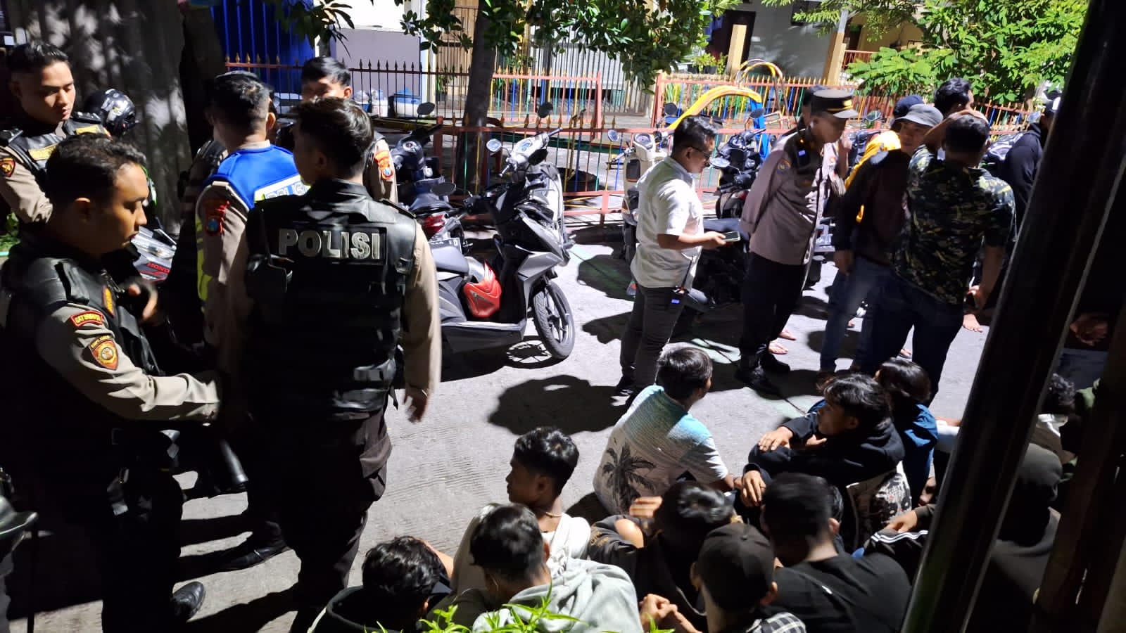 Ratusan pemuda diamankan Polrestabes Surabaya cegah bentrok antar perguruan silat.