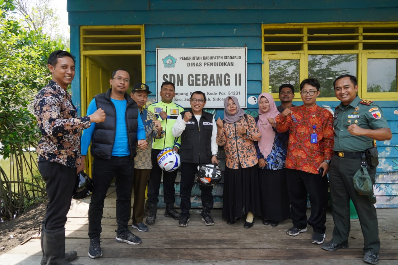 Bupati Sidoarjo Ahmad Muhdlor Ali, bersama ketua DPRD Usman, Kapolresta Sidoarjo Kombes. Pol. Christian Tobing serta Dandim 0816 Sidoarjo Letkol. Inf. Guntung Dwi Prasetyo, pada acara baksos di Dusun Pucukan Kelurahan Gebang, Kecamatan Sidoarjo.