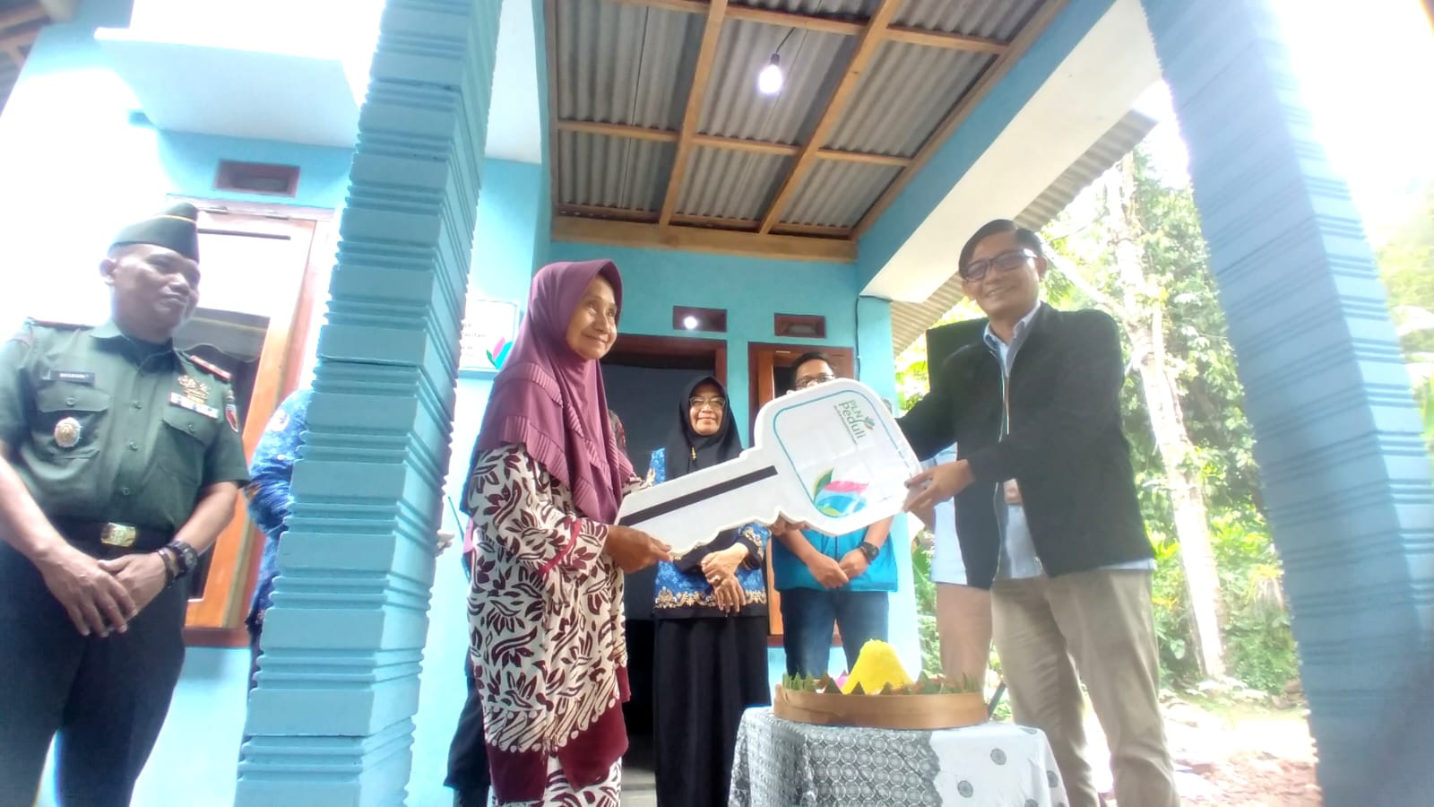 Penyerahan kunci rumah baru dari Manager PT PLN Nusantara Power kepada Wijiati, warga di Desa Kedungbendo, Kecamatan Arjosari, Pacitan. (blok-a.com/Sigit)