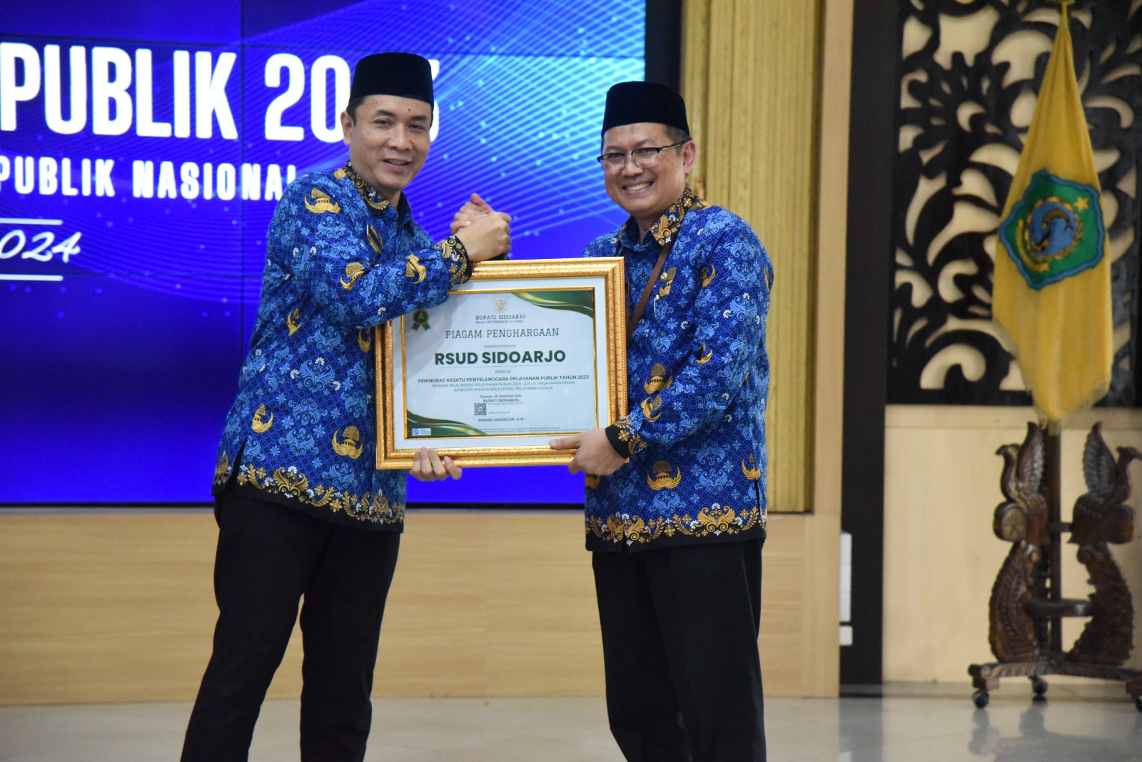 Pj. Sekda Sidoarjo Andjar Surjadianto, saat menyerahkan penghargaan kepada Plt Direktur RSUD Sidoarjo dr. Syamsu Rahmadi, Sp.S
