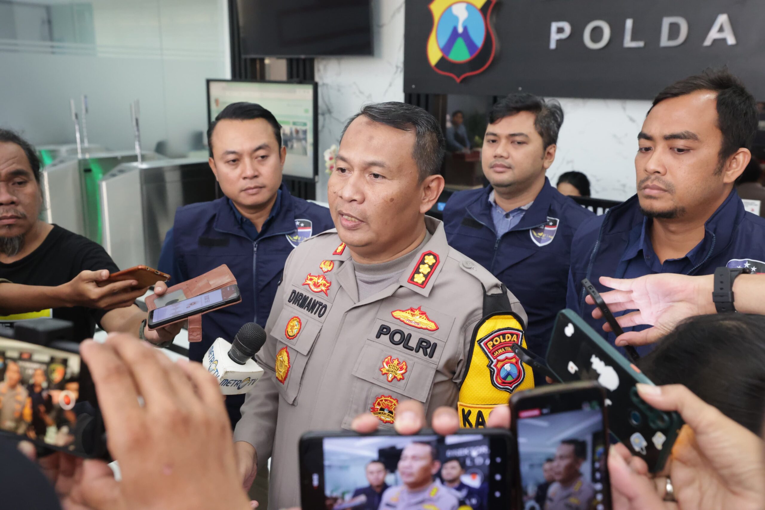 Kabidhumas Polda Jatim, Kombes Pol Dirmanto saat memberikan keterangan hasil pemeriksaan tersangka AWK.(dok. Polres for blok-a.com)