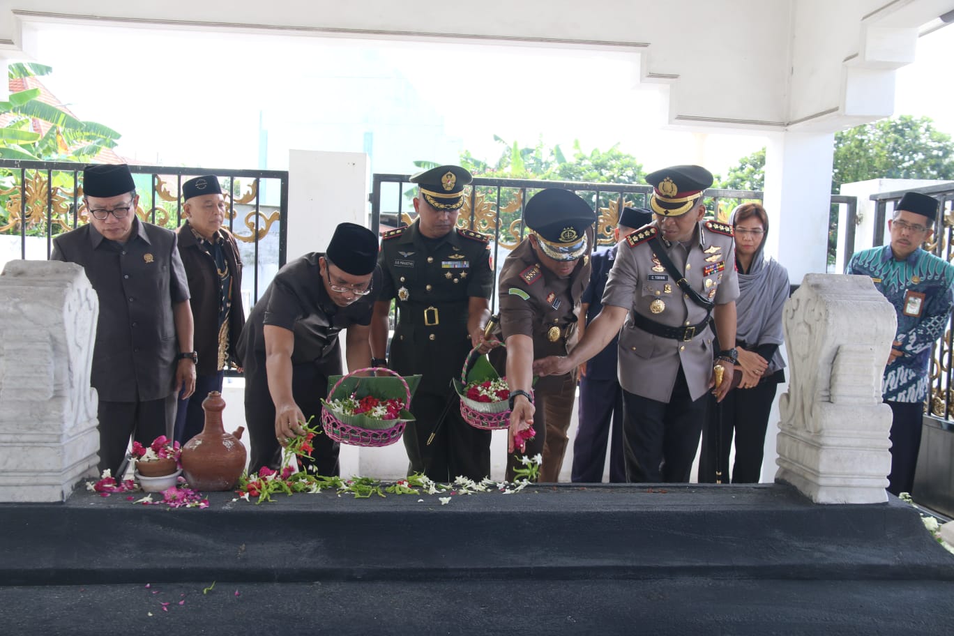 Bupati Sidoarjo Ahmad Muhdlor Ali, bersama jajaran Forkopimda, saat menabur bunga di makam Bupati R.Ng. Soeryadi Kertoprojo.