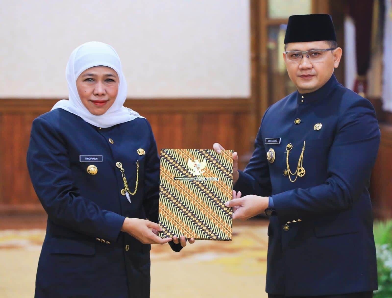 Penyerahan SK perpanjangan masa jabatan Pj Wali Kota Batu, Aries Agung Paewai.