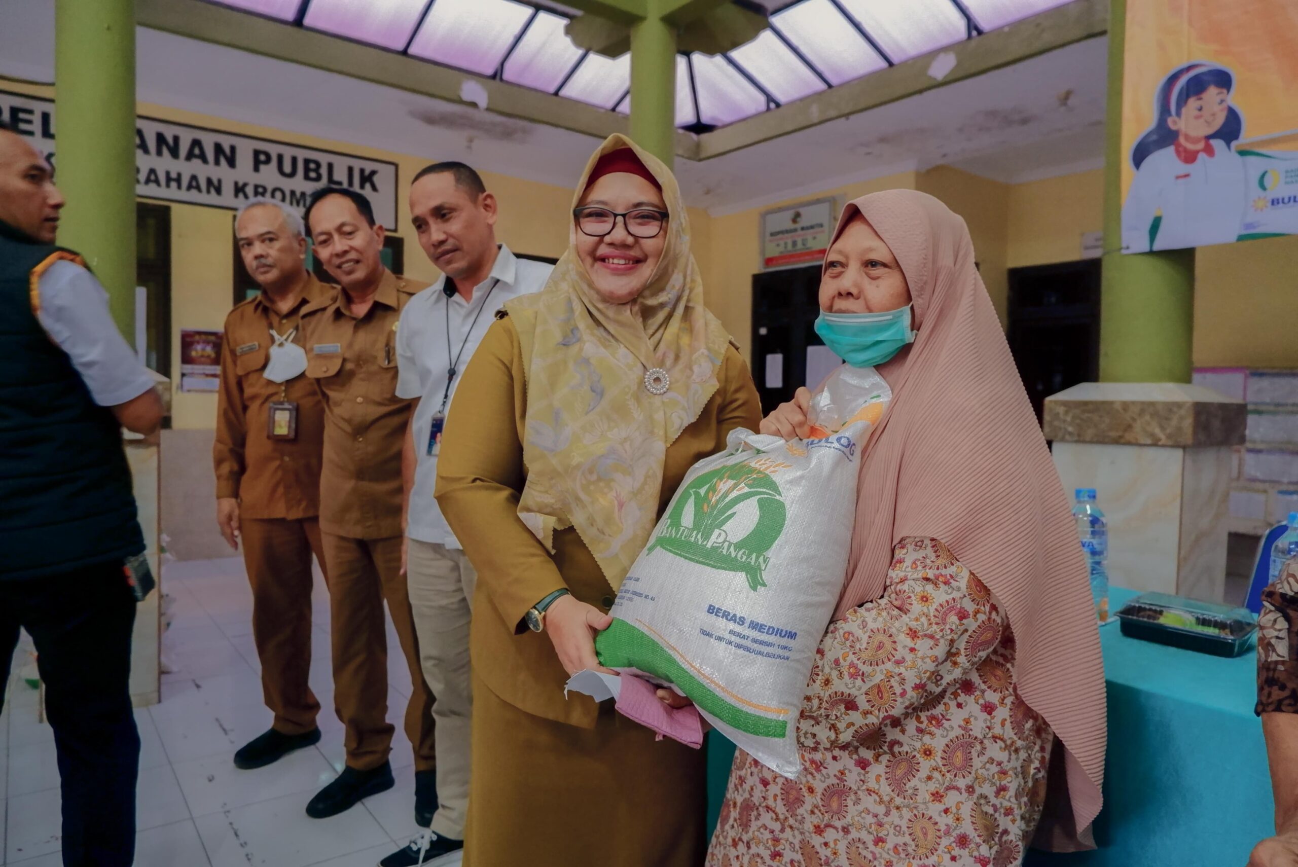 Wakil Bupati Gresik Aminatun Habibah menyalurkan bantuan pangan berupa beras. (blok-a.com/ivan)