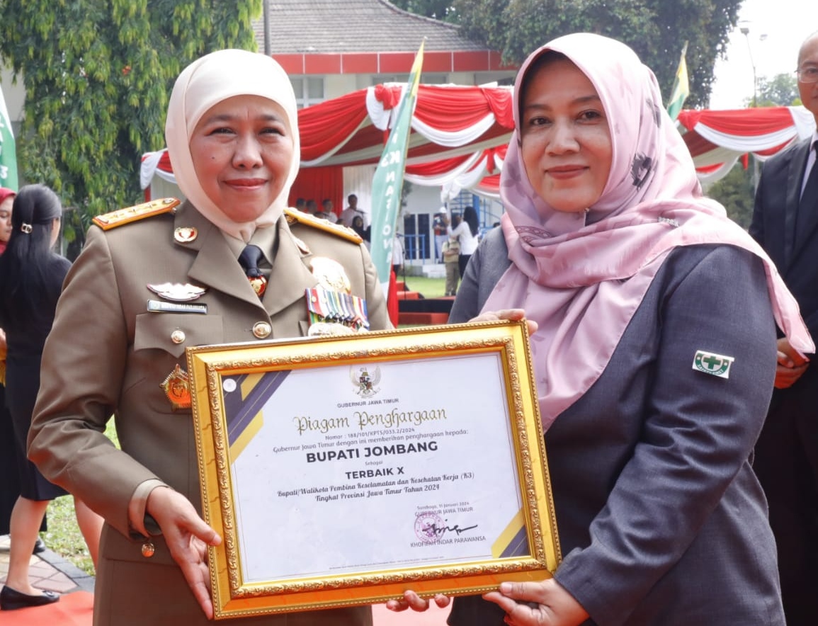 Gubernur Jawa Timur Khofifah Indar Parawansa memberikan penghargaan K3 Tingkat Provinsi kepada Pj Bupati Jombang yang diwakili oleh Sri Surjati, S.Si., M.Si.(dok. Pemkab for blok-a.com)