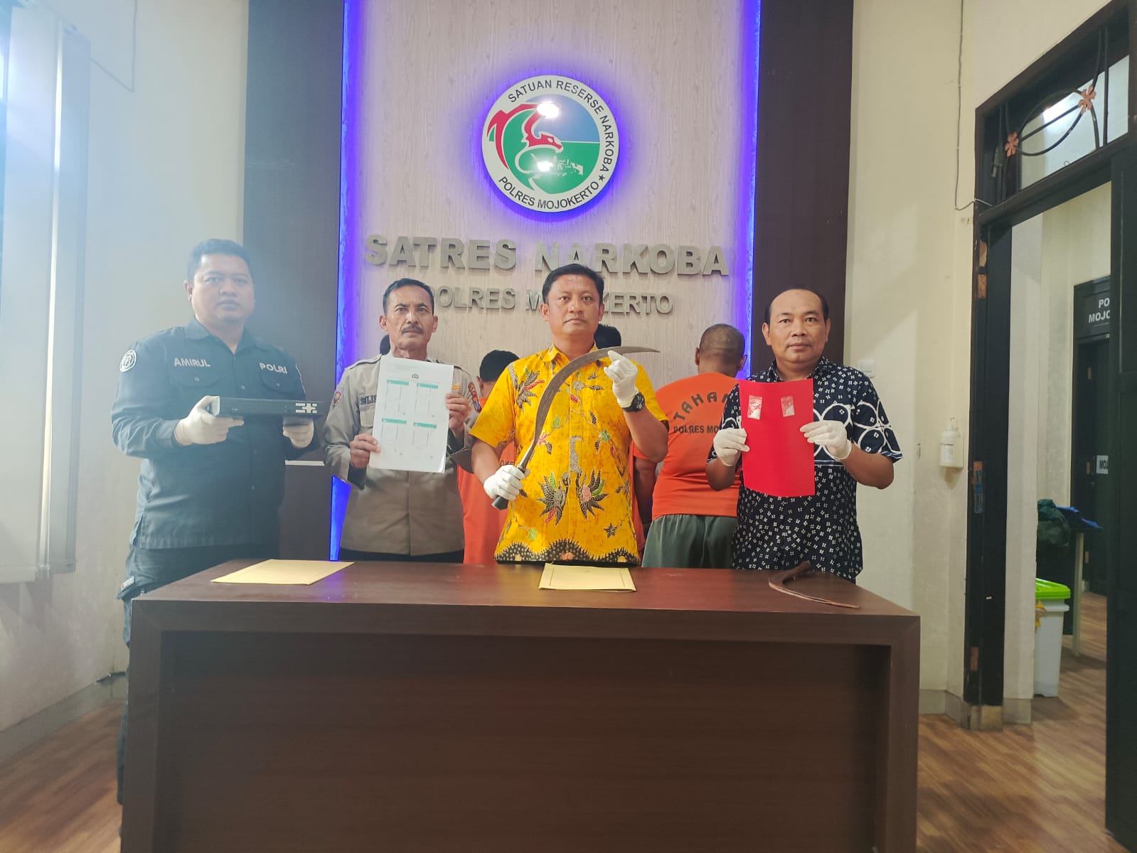 Teks: Tersangka jaringan pengedar narkoba diamankan di Mapolresta Mojokerto.(blok-a.com/Syahrul)