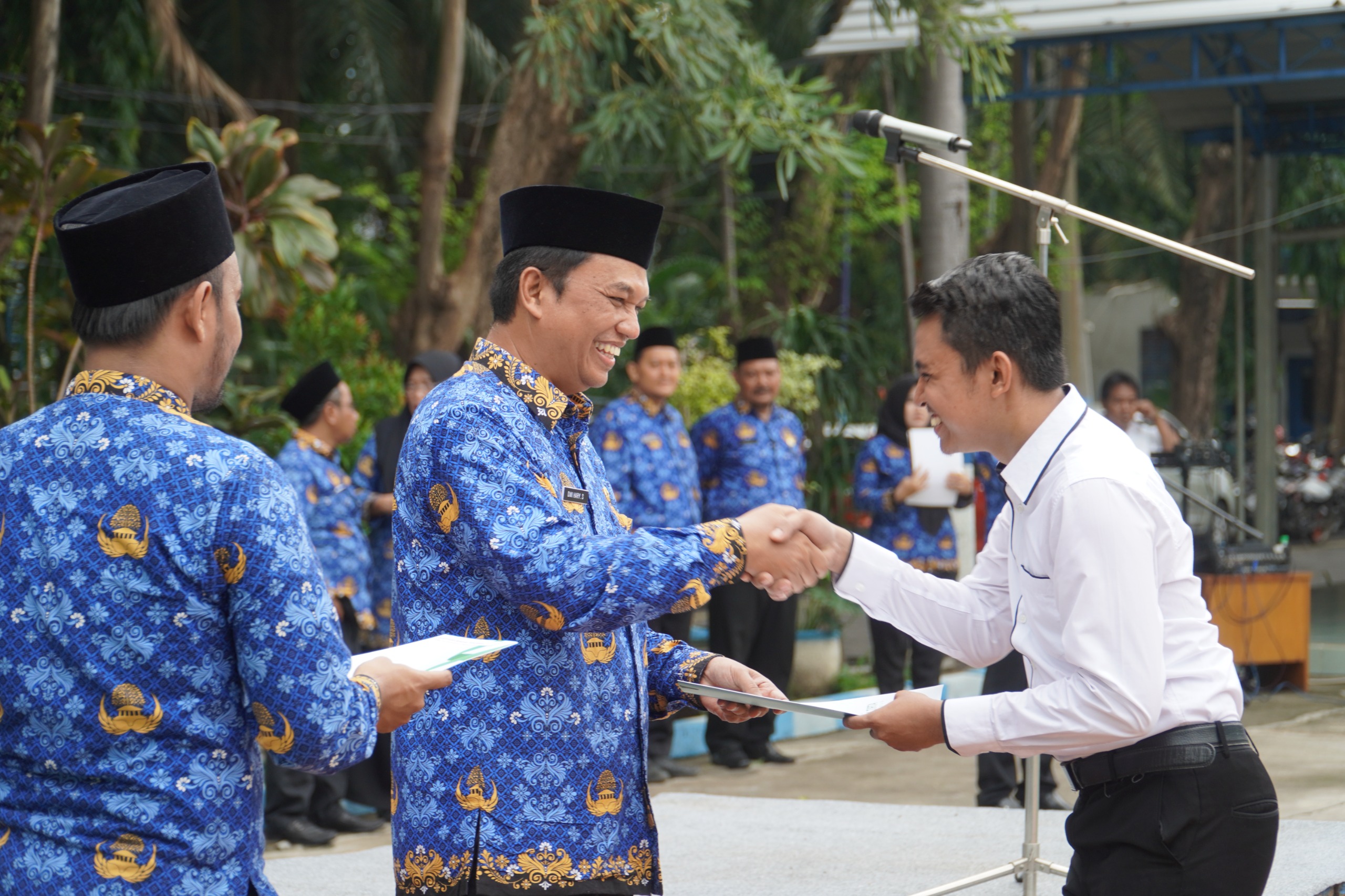Dirut Perumda Delta Tirta Dwi Hary Soeryadi, saat menyerahkan SK pengangkatan karyawan tetap secara simbolis kepada salah satu karyawan.