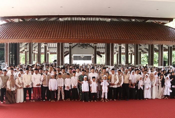 Bupati Sidoarjo, Ahmad Muhdlor Ali, bersama jajaran Forkopimda Sidoarjo, saat foto bersama, ratusan anak yatim piatu pada acara peringatan Hari Jadi Kabupaten Sidoarjo ke-165 Tahun 2024.