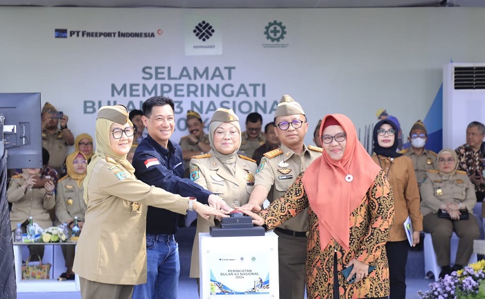 Wabup Aminatun Habibah, mendampingi Menaker Ida Fauziyah, dalam agenda pencanangan Bulan K3 di kawasan PT Freeport Indonesia Gresik.