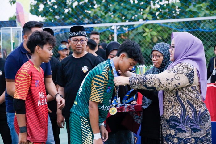 Wabup Bu Min menutup turnamen futsal Bupati Cup (blok-a.com/ivan)