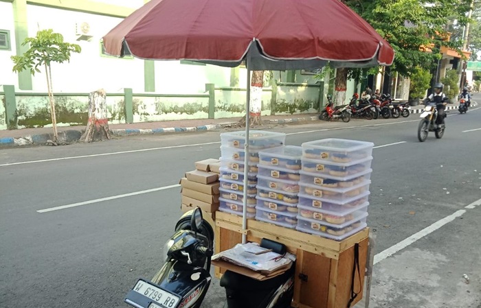 Tempat Deni menjual donat di depan PMI Kota Mojokerto.(blok-a.com/Syahrul)