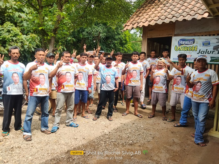 Kekompakan Masyarakat Desa Jelu, Ngasem, Bojonegoro mendukung paslon 02 Prabowo Gibran. (blok-a.com/Rachel)