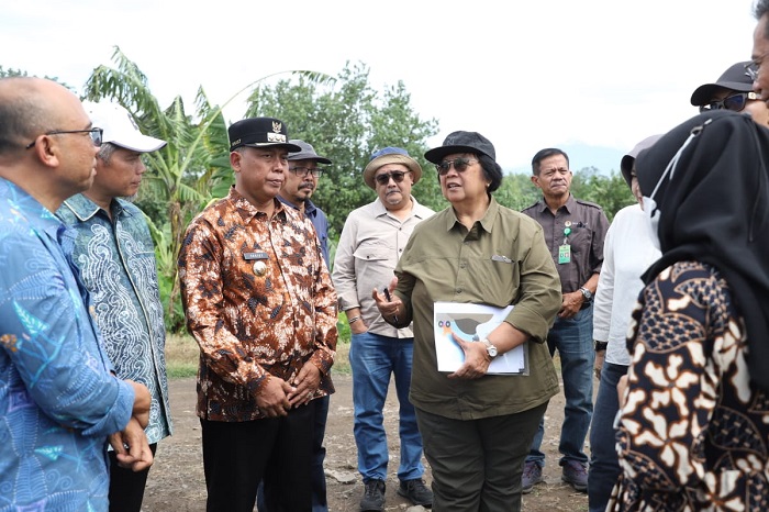 Menteri LHK didampingi Pj Bupati Jombang tinjau produksi slag aluminium.(dokumen pemkab for blok-a.com)