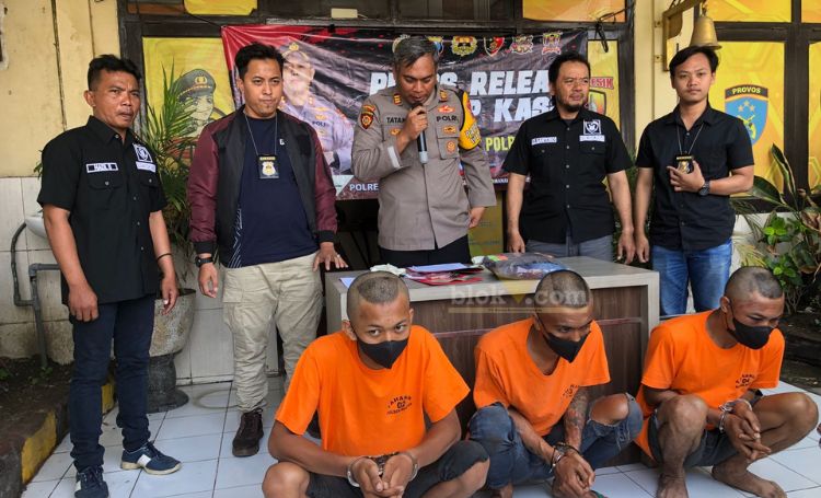 Muhammad Nidomuddin bersama 2 tersangka penadah curanmor digelandang polsek Manyar Gresik. (blok-a.com/ivan)