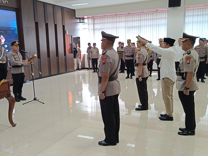 Sertijab Wakapolres Gresik dan Kabag Ops Polres Gresik di Mapolres Gresik (blok-a.com/ivan)