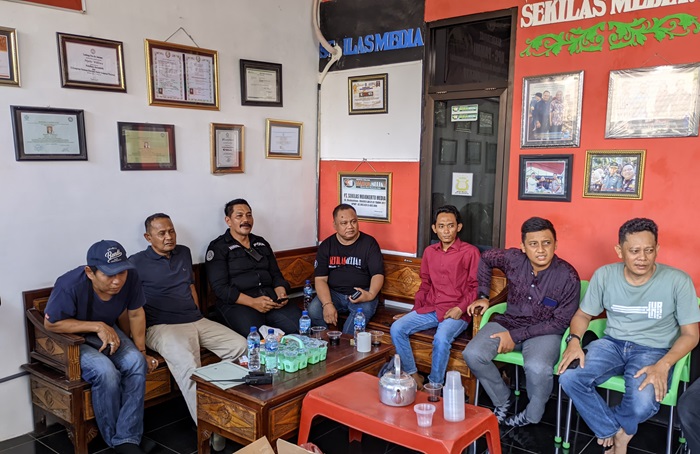 Kasi Humas Polres Mojokerto Iptu Abdul Wahib usai acara ngopi bareng wartawan di kantor sekilas media.(blok-a.com/Syahrul)