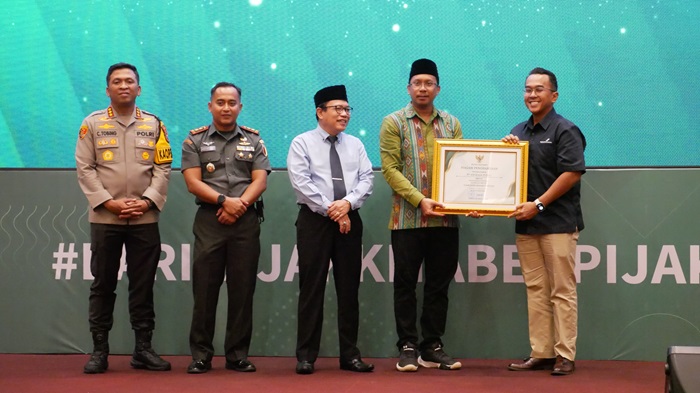Bupati Sidoarjo Ahmad Muhdlor Ali, memberikan penghargaan kepada wajib pajak pada acara launching pajak daerah di Fave Hotel.