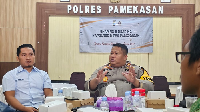 Ketua PWI Pamekasan Hairul Anam bersama Kapolres Pamekasan AKBP Jazuli Dani Iriawan.