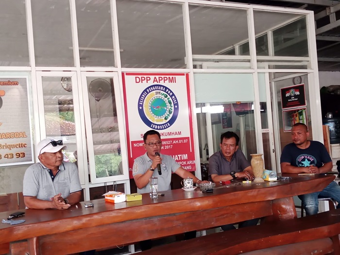 Edy Priyono Pendiri relawan Kopra Nasional saat jumpa pers di rumahnya.(blok-a.com/Syahrul)