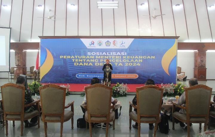 Sosialisasi Peraturan Menteri Tentang Pengelolaan Keuangan Desa Tahun Anggaran 2024, di Pendopo Malowopati, Kamis (25/01/2024).