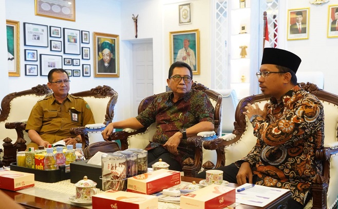 Bupati Sidoarjo Ahmad Muhdlor Ali, saat berdiskusi sayembara pembuatan logo RSUD Sidoarjo, bersama Plt. Direktur RSUD Sidoarjo Syamsu Rahmadi.