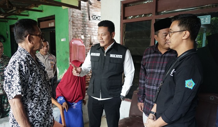 Wabup Sidoarjo Subandi, saat sambangi rumah Sulkan penderita penyakit kanker kulit di Dusun Gabung Desa Sedati Gede.